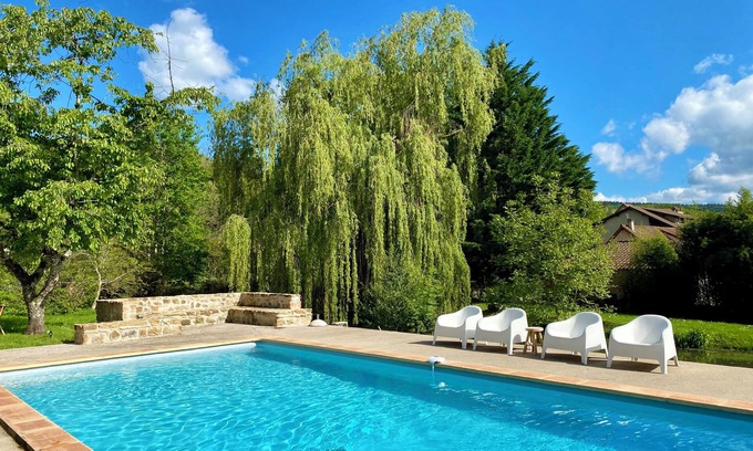 Bray House | Character cottage with private pool set in 5 hectares of gardens and woodland