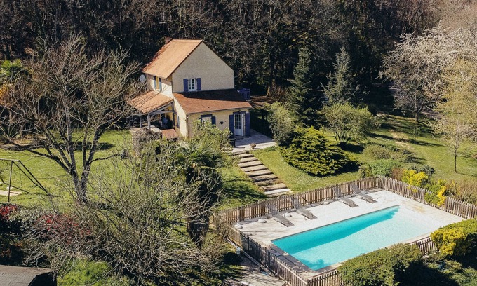 Thenon House | Character house in a quiet, exceptionally green setting + swimming pool