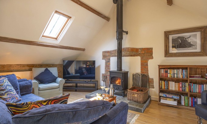 Sibford Gower Apartment | Characterful and spacious dog friendly holiday cottage in the Cotswolds- The Granary at Oriel Farm