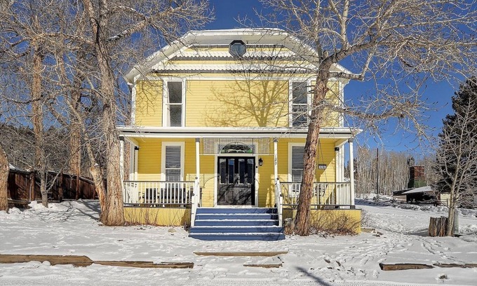 Twin Lakes House | Charles Historic Hotel Lake Retreat Fast Wifi