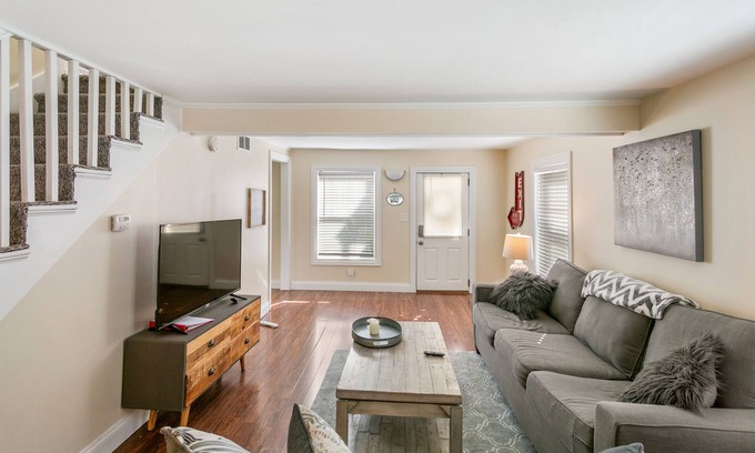 Libertyville House | Charm & Convenience, Walk to Downtown