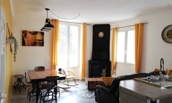Saint-Julien-de-Cassagnas House | Charmante Maison Avec Cour Proche Thermes et Lieux Touristiques