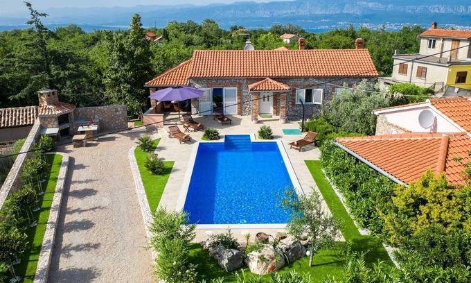 Sveti Vid Dobrinjski Villa | Charming Villa Azul with Pool, Jacuzzi & Sauna