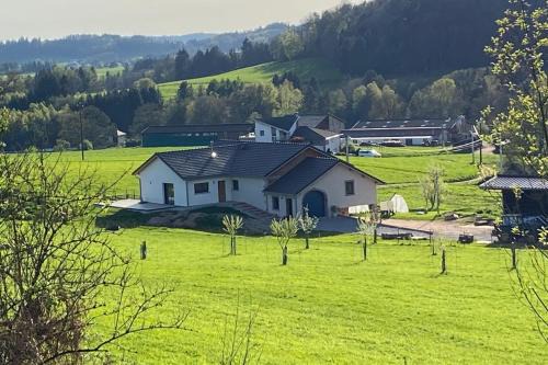 Lepanges-sur-Vologne Apartment | Charmant gîte, au calme, avec vue imprenable sur la nature environnante