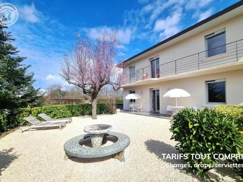 Riorges House | Charmant gîte moderne avec cour privée, tout équipé, parking sécurisé, au cœur du Roannais - FR-1-496-316