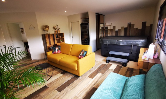 Les Landes-Genusson Apartment | Charmant Logement Avec Jacuzzi Proche Puy Du Fou