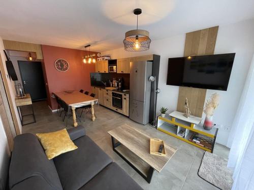 Laveissiere Apartment | Charmant T3 Neuf avec Balcon, Face Télésiège et Navette Gratuite - FR-1-787-15