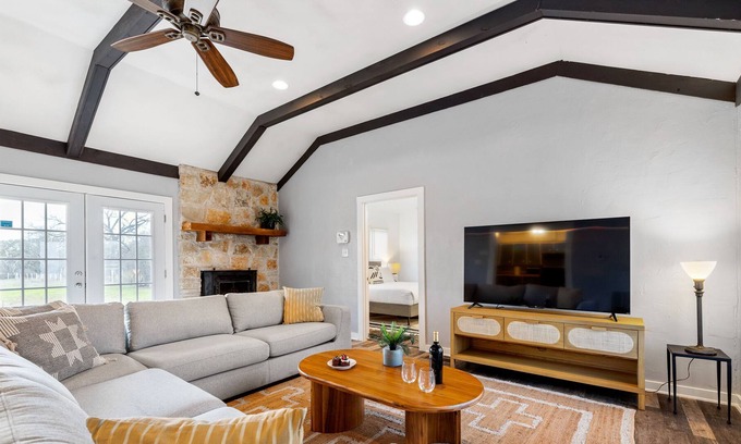 Dripping Springs House | Charmer in Downtown Dripping Springs Ritz on Old Fitz