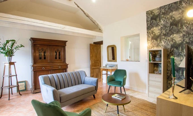 Saint-Aubin-de-Lanquais Cottage | Charming Perigord Cottage with Private Garden, Jacuzzi, and Modern Amenities