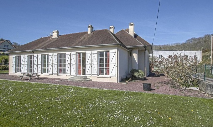 Sainte-Honorine-des-Pertes House | Charming Coastal Hideaway