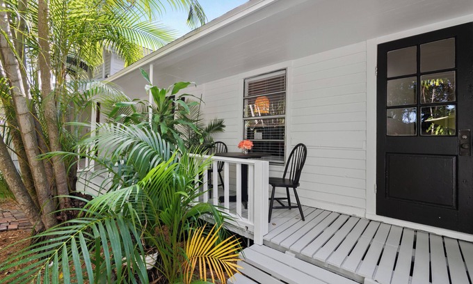 Palm Beach - West Palm Beach Cottage | Charming 1-bedroom cottage in a Tropical Setting in West Palm Beach n