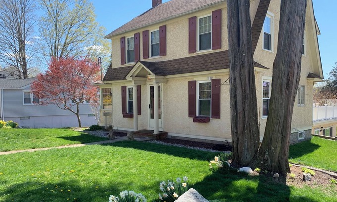 Deep River Center House | Charming 1-bedrm unit with WiFi, AC in quaint Deep River- “Queen of the Valley”