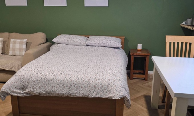 Nantgarw Ski Chalet | Charming 1-bedroom chalet in fabulous Gwaelod-y-garth with WiFi