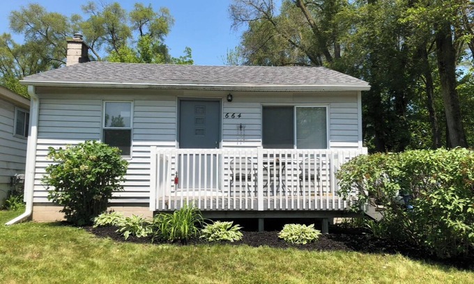 Walled Lake House | Charming 1-bedroom house with WiFi and AC in fabulous Wolverine Lake
