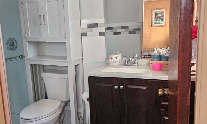 Lynn House | Charming 1-bedroom and bathroom in a house in delightful Lynn with WiFi, AC.