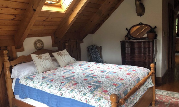 Boston Apartment | Charming 1-bedroom apartment with AC and WiFi close to old rag and local winery