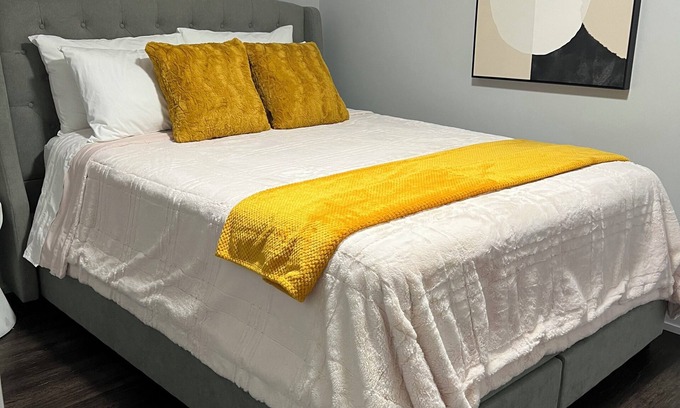 Erin Mills House | Charming 1-bedroom apartment in enchanting Mississauga with AC, WiFi