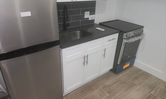 Tremont House | Charming 1-bedroom house in marvelous The Bronx with WiFi, AC