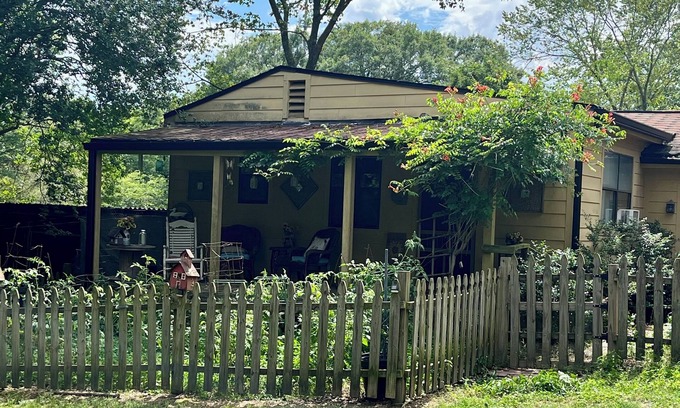 Clarkdale House | Charming 1-bedroom house with WiFi and AC in peaceful Austell