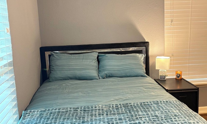 Riverside Terrace House | Charming 1-bedroom house with WiFi, AC in cool Houston