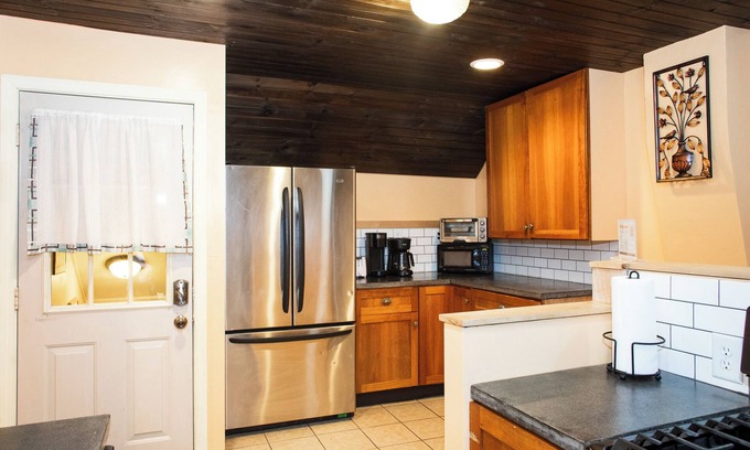 South End House | Charming 1-bedroom loft in Burlington with Treetop Views