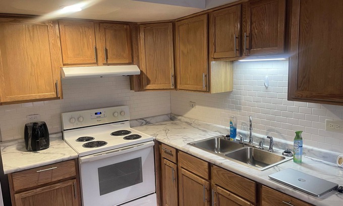 Burnham House | Charming 1-bedroom unit in fantastic Burnham with AC, WiFi, Laundry & parking.