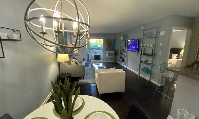 Wilshire Apartment | Charming 1-bedroom apartment in superb Los Angeles with Pool, WiFi