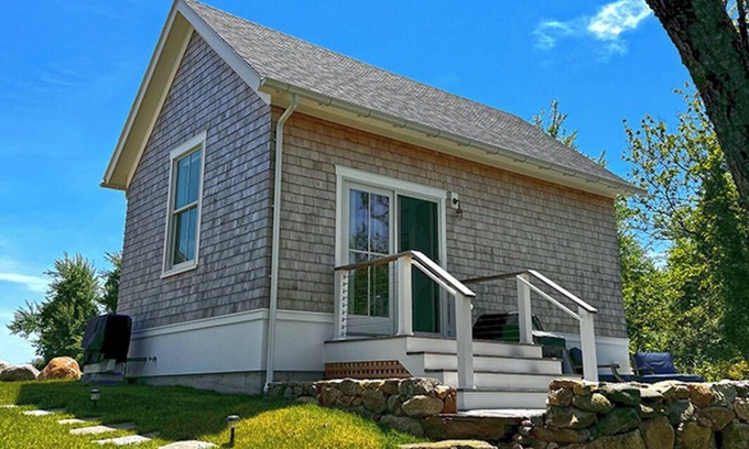 New Shoreham House | Charming 1 BR bungalow on Block Island with WiFi and AC. Walk to Mansion Beach