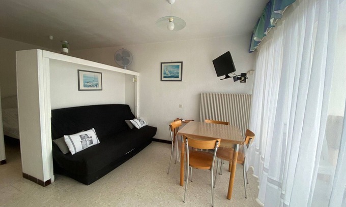 Balaruc-les-Bains Apartment | Charming 1-BR Apt near Thermal Baths and Etang, Parking & WiFi, Pet-Friendly