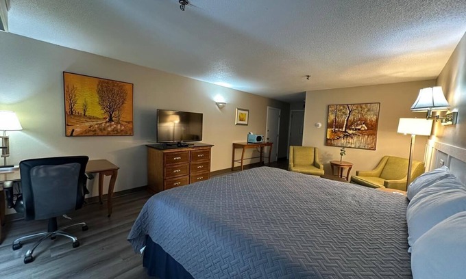 Presque Isle Hotel | Charming 10-bedroom hotel with fitness room, WIFI in peaceful Presque Isle Hotel