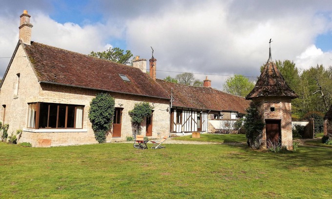 Sainte-Montaine Cottage | Charming 18th Century House in Sologne with Private Park, Lake, and Fireplace