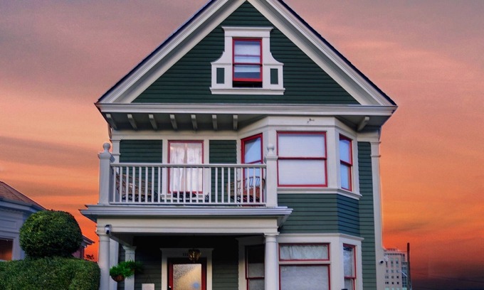 New Tacoma Apartment | Charming 1901 Victorian Gem - 2BR Urban Escape AC Apartment in Downtown Tacoma