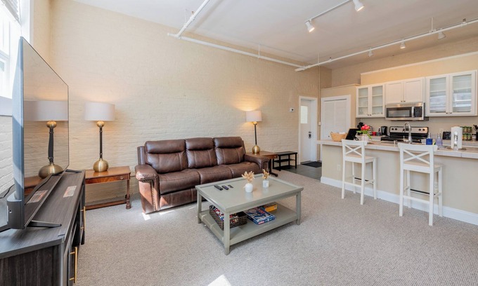 Albany Apartment | Charming 1BR Albany retreat w/parking & full kitchen, near MVP Arena, Washington Park & dining