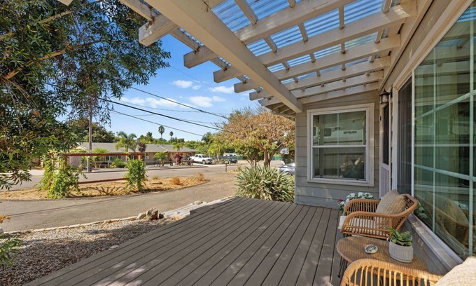 Vista House | Charming 2/1-house with Plantiful SunRoom and Hot Tub