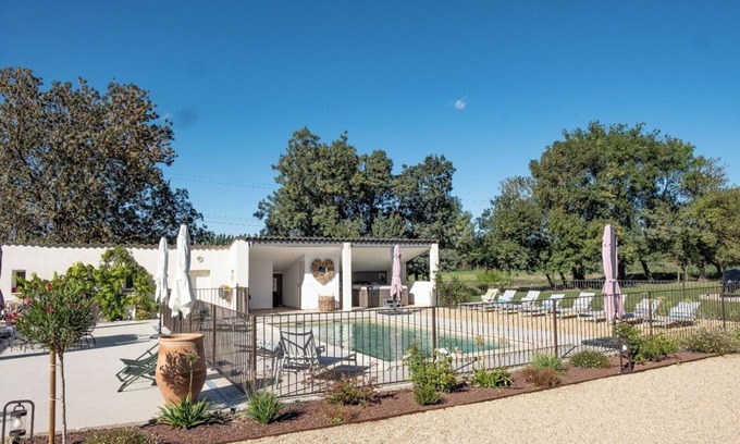 Eygalieres Other | Charming 2/4-person gîte in a quiet location with outdoor pool and spa