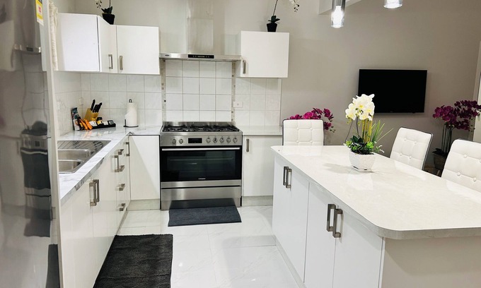 Tapere of Vaimaanga House | Charming 2-bedroom house with AC, WiFi in gorgeous Takitumu District
