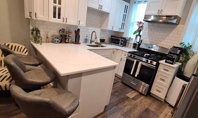Communipaw Apartment | Charming 2-bed Apt.Short Walk to Liberty State Park and Train! 20 Min to NYC