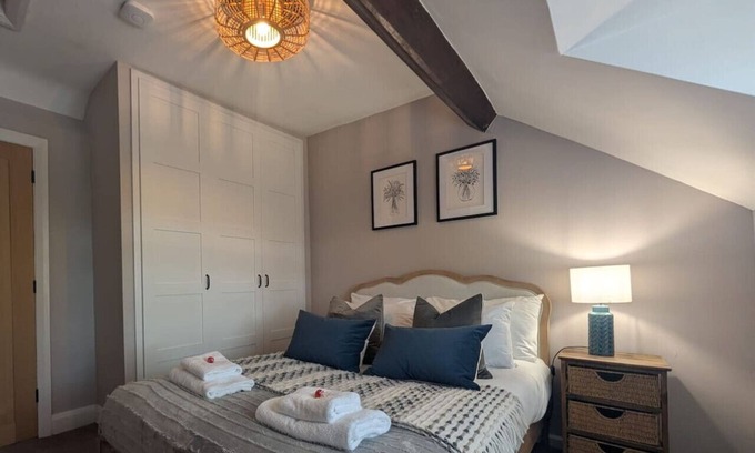 Mickle Trafford Cottage | Charming 2 bed cottage near Chester Zoo - Sleeps 6