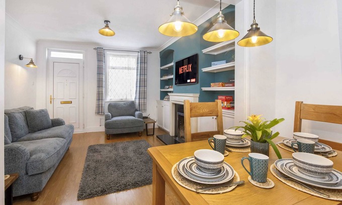 Malton House | Charming 2 bed pet friendly sleeps 6 in Norton