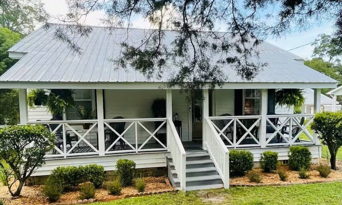 De Funiak Springs Cottage | Charming 2-bedroom cottage with AC, WiFi in enchanting DeFuniak Springs