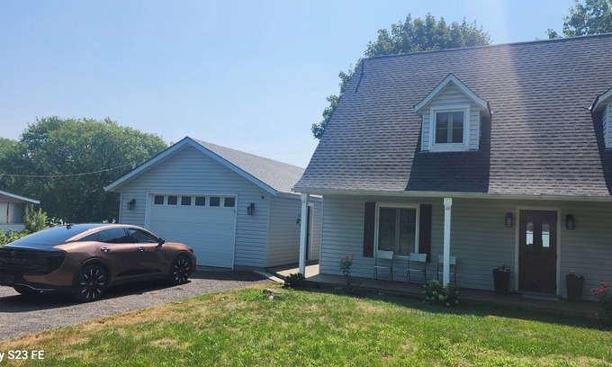 Greater Napanee House | Charming 2-bedroom All secession duplexhouse in Greater, Napanee with AC,