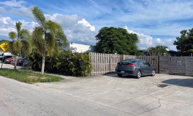 Deerfield Beach House | Charming 2 Bedroom Cottage Homestead with AC, WiFi in Deerfield Beach