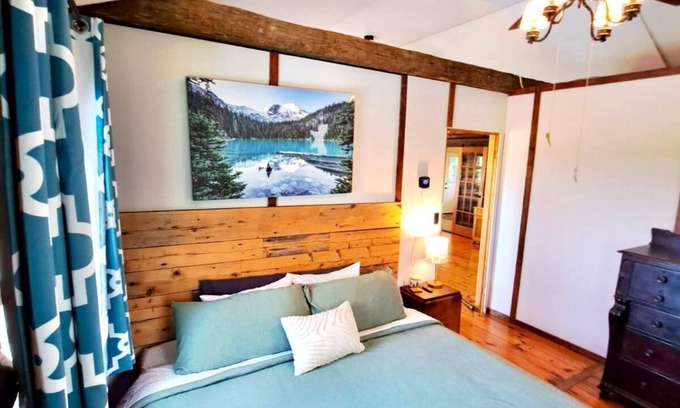 Hamilton Township Cabin | Charming 2-bedroom cabin in enchanting Gores Landing with WiFi, AC, hot tub/pool