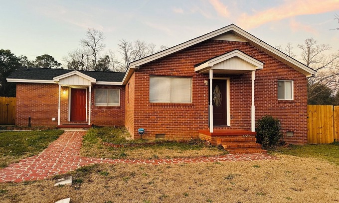 Warner Robins House | Charming 2-bedroom house with WiFi, AC in pleasant Warner Robins