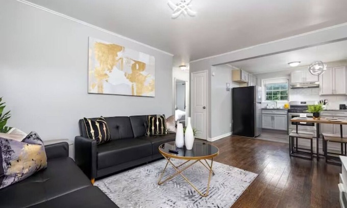 Newington Apartment | Charming 2-bedroom apartment with AC in West Hartford