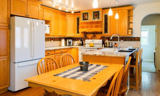 Plains House | Charming 2 bedroom 2 bathroom home with jetted tub!