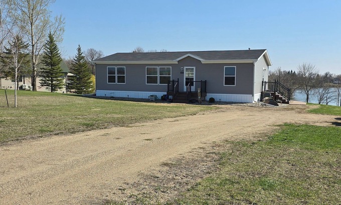 Underwood House | Charming 2-bedroom 2 bath home on 1.33 acres with WiFi, AC in quaint Underwood