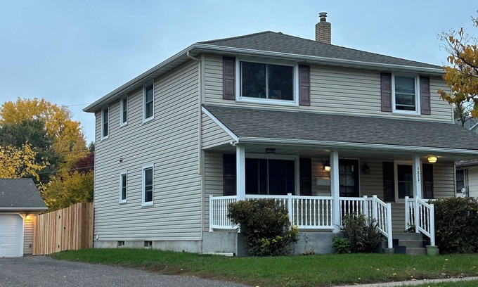 Maplewood Apartment | Charming 2-bedroom apartment with AC, WiFi in superb Saint Pauls Frost Lake area