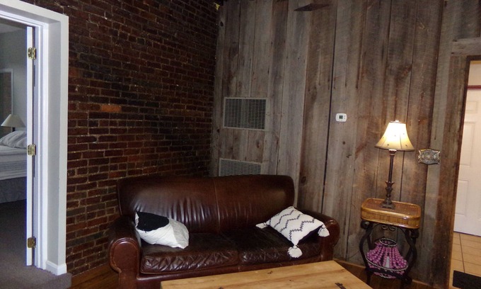Maysville Apartment | Charming 2-bedroom apartment with WiFi and AC in enchanting Maysville