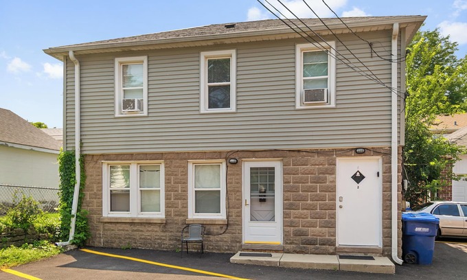 Highwood Apartment | Charming 2-bedroom apartment in delightful Highwood 2 minutes to Train station!